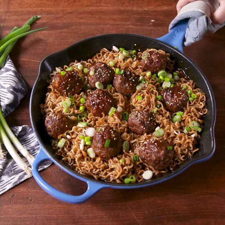 forhistorisk Vejhus sammen Mongolian Meatball Ramen - Cooking TV Recipes